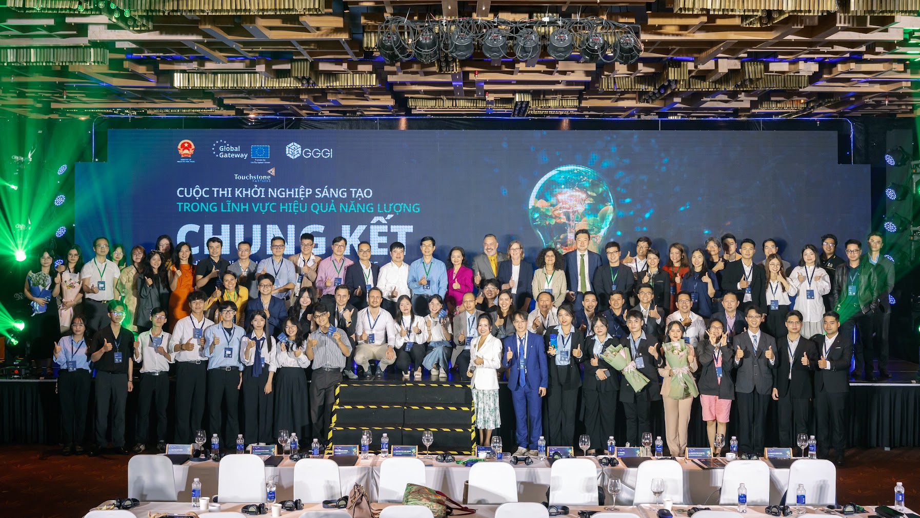 Ban tổ chức và các đội đạt giải tại Chung kết Cuộc thi Khởi nghiệp sáng tạo trong lĩnh vực hiệu quả năng lượng, ngày 25/4 tại TP.HCM.