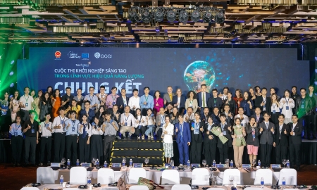 Ban tổ chức và các đội đạt giải tại Chung kết Cuộc thi Khởi nghiệp sáng tạo trong lĩnh vực hiệu quả năng lượng, ngày 25/4 tại TP.HCM.