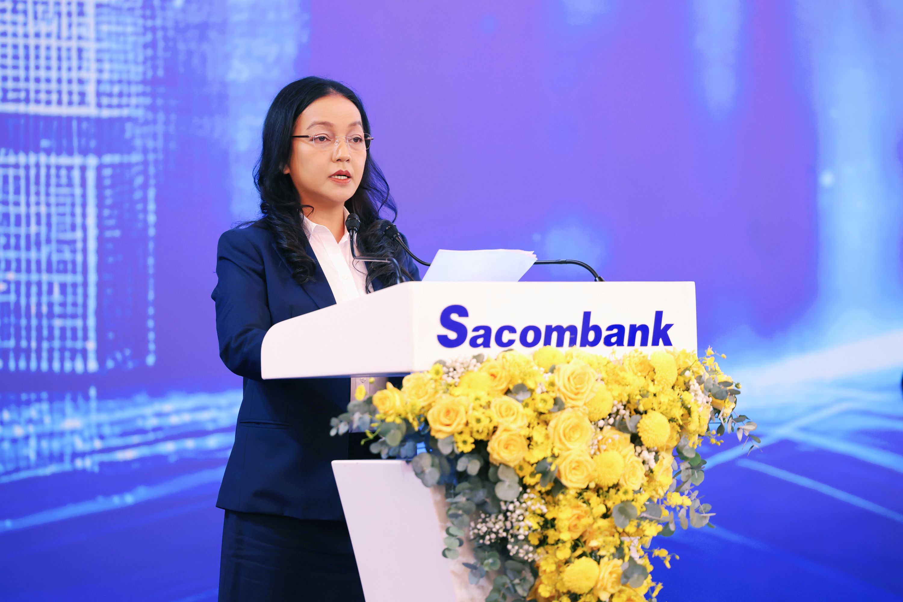 B&agrave; Nguyễn Đức Thạch Diễm - Ph&oacute; Chủ tịch thường trực HĐQT ki&ecirc;m Tổng gi&aacute;m đốc Sacombank tr&igrave;nh b&agrave;y b&aacute;o c&aacute;o kết quả hoạt động kinh doanh nổi bật năm 2024.