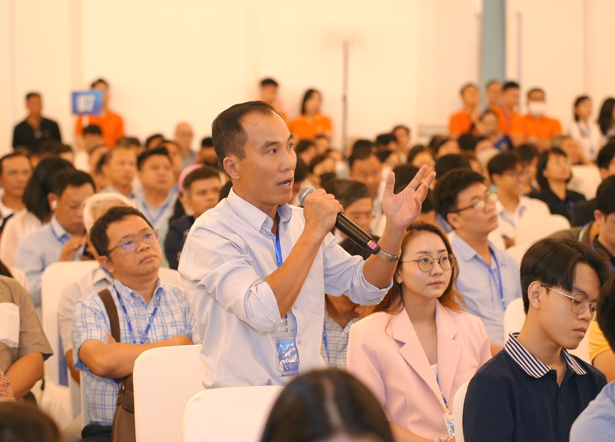 Cổ đông tham gia thảo luận các vấn đề tại Đại hội.