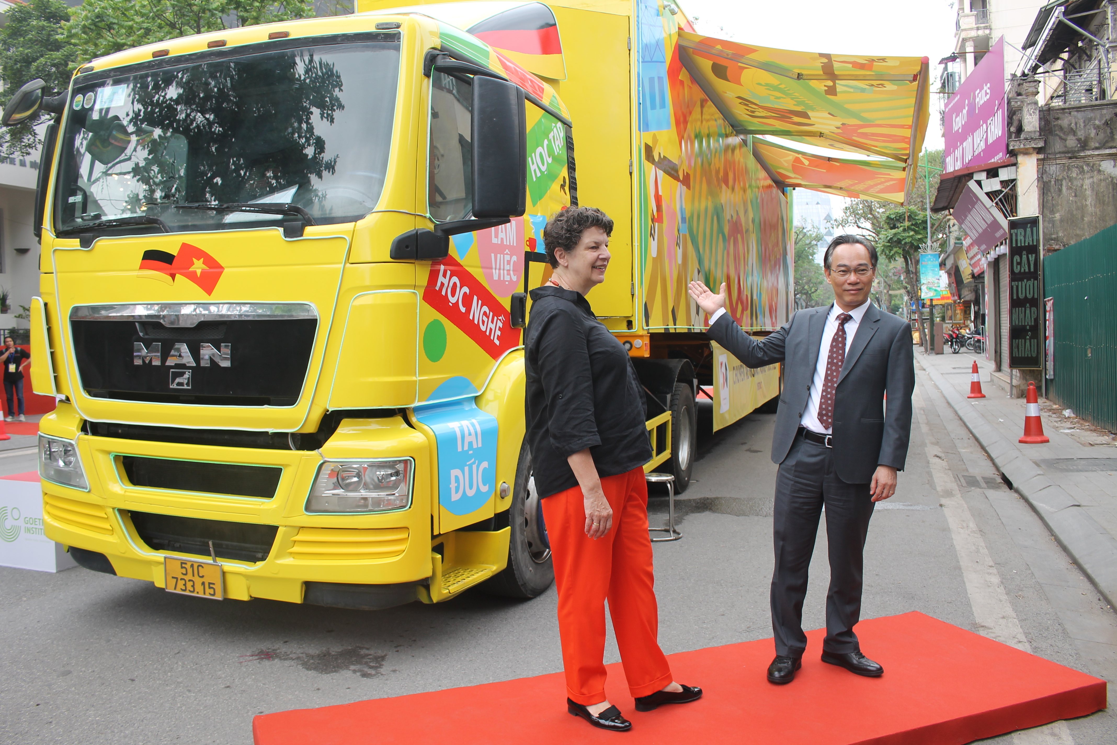 Bà Helga Margarete Barth và Thứ trưởng Hoàng Minh Sơn bên chiếc xe hướng nghiệp. Ảnh CK