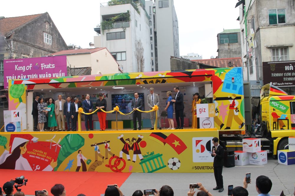 Cắt băng khởi động Chuyến xe hướng nghiệp Đức. Ảnh Chu Khôi