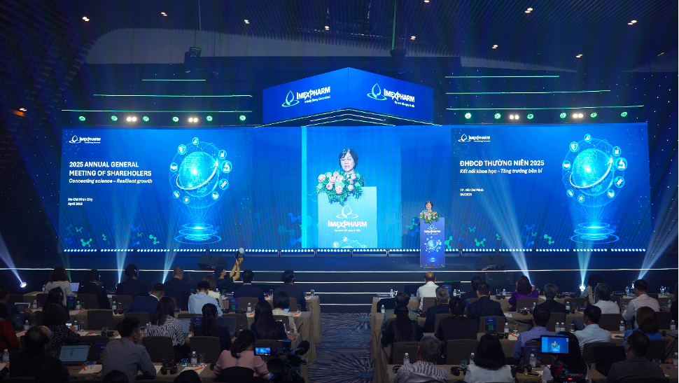 People’s Doctor, Pharmacist Tran Thi Dao, General Director of Imexpharm, speaks at Imexpharm's 2025 Annual General Meeting. Photo: Imexpharm