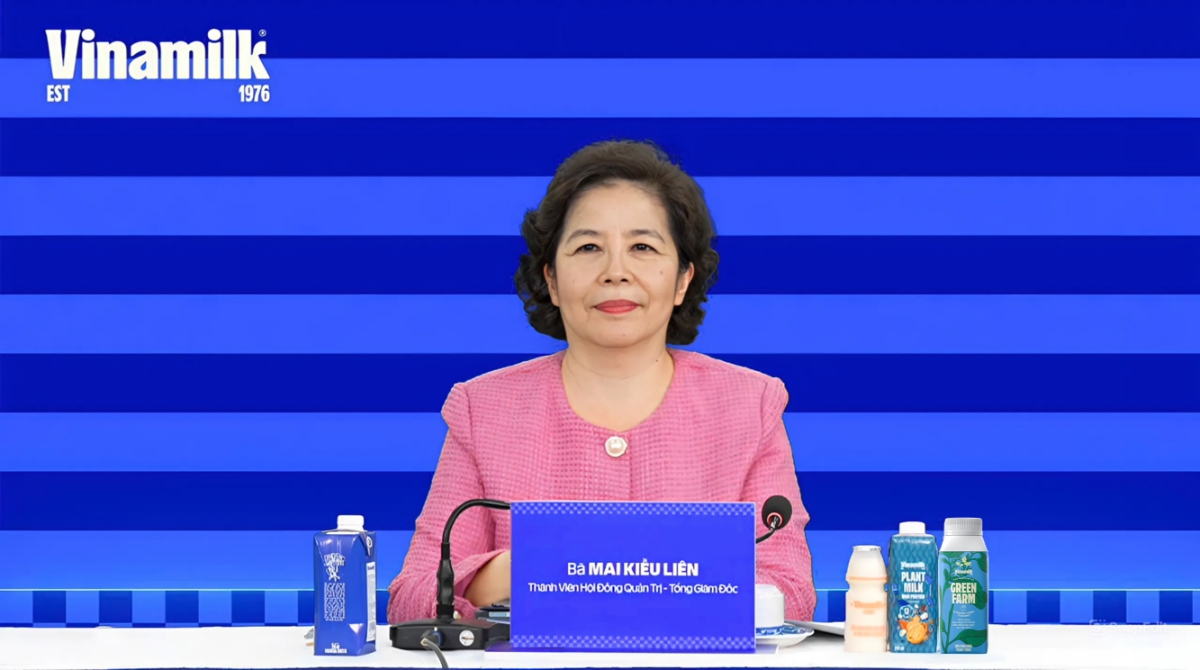 B&agrave; Mai Kiều Li&ecirc;n, Tổng gi&aacute;m đốc Vinamilk, b&aacute;o c&aacute;o hoạt động kinh doanh v&agrave; trả lời cổ đ&ocirc;ng tại đại hội.