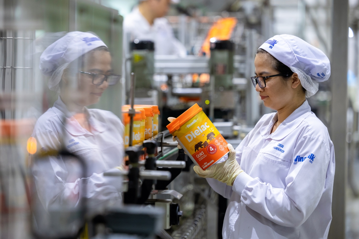 C&aacute;c si&ecirc;u nh&agrave; m&aacute;y sữa nước, sữa bột hiện đại, chuẩn quốc tế gi&uacute;p Vinamilk lu&ocirc;n ti&ecirc;n phong về c&ocirc;ng nghệ sản xuất, chất lượng sản phẩm.