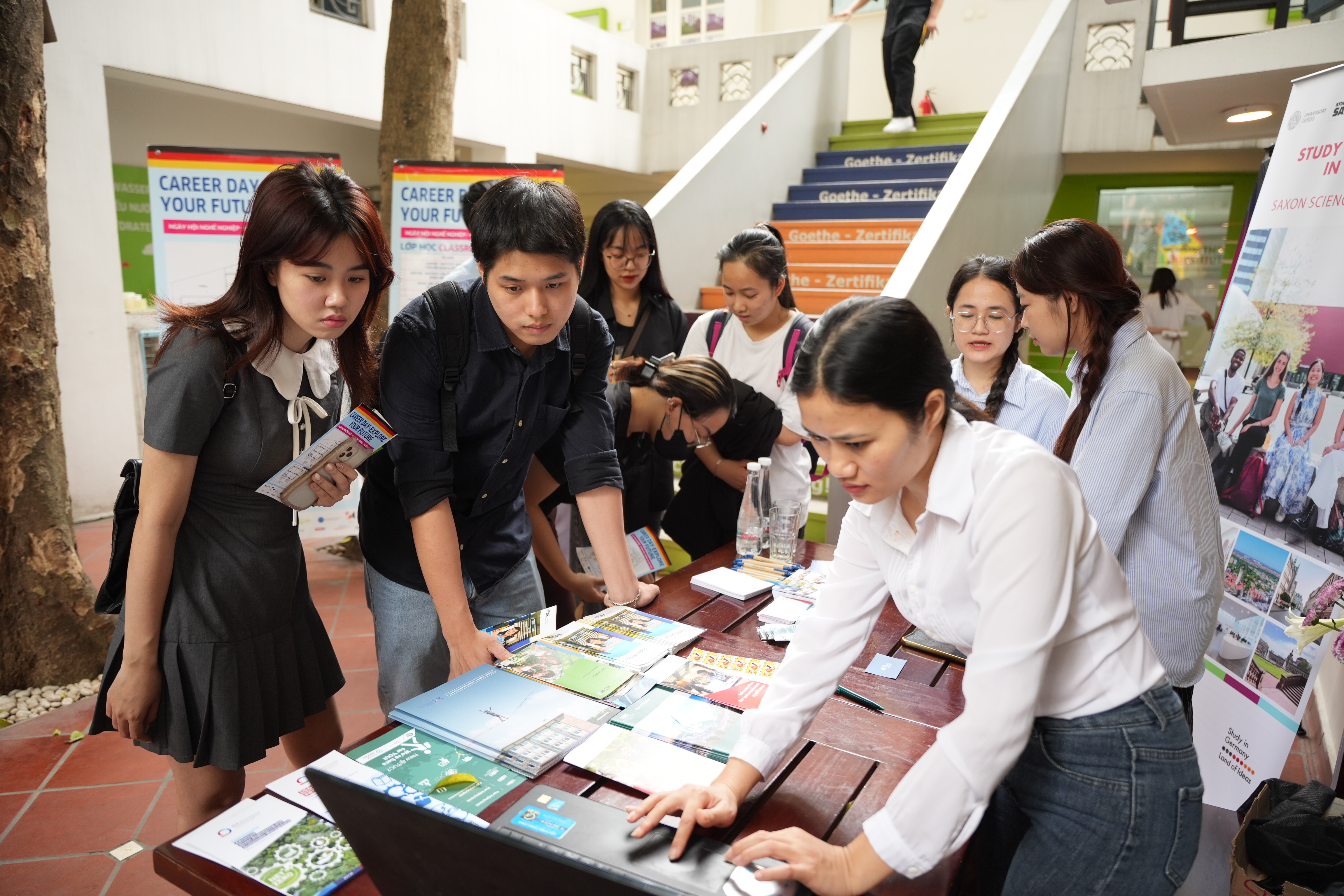 Đông đảo các bạn trẻ đến tìm hiểu cơ hội học tập và hướng nghiệp