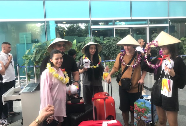 Những du khách Uzbekistan rất hào hứng khi đặt chan đến sân bay quốc tế Đà Nẵng. Ảnh Ngô Anh Văn