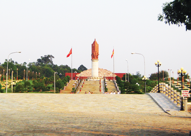 Tượng đài Bảo vệ tổ quốc tại Di tích Trung ương Cục Miền Nam. Ảnh: CK. 