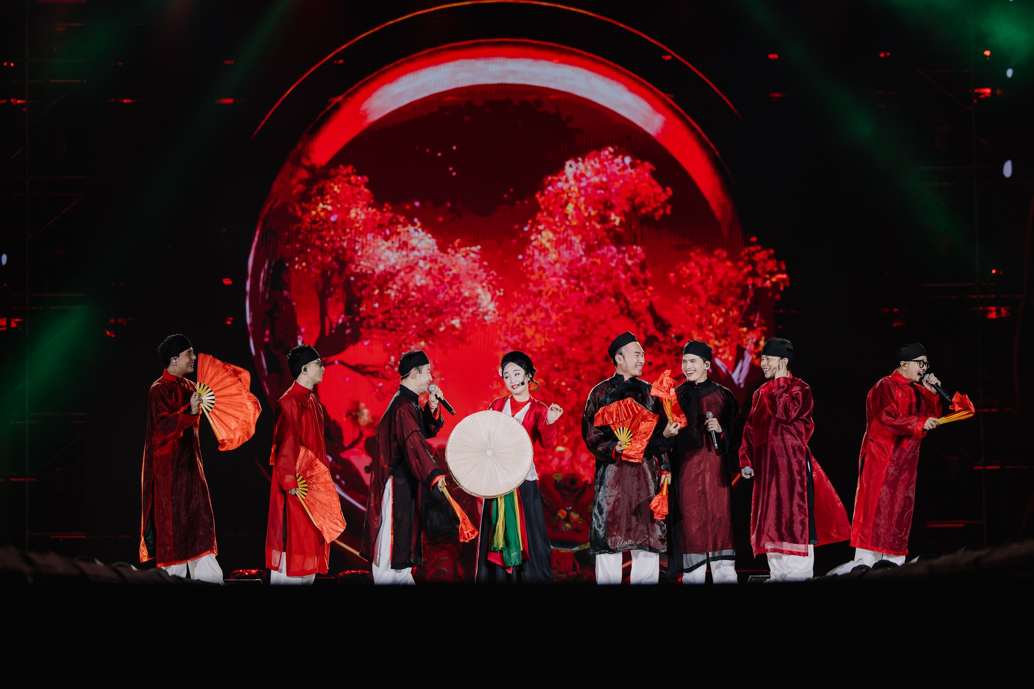 Nhiều yếu tố truyền thống đ&atilde; được đưa v&agrave;o concert Anh trai vượt ng&agrave;n ch&ocirc;ng gai.