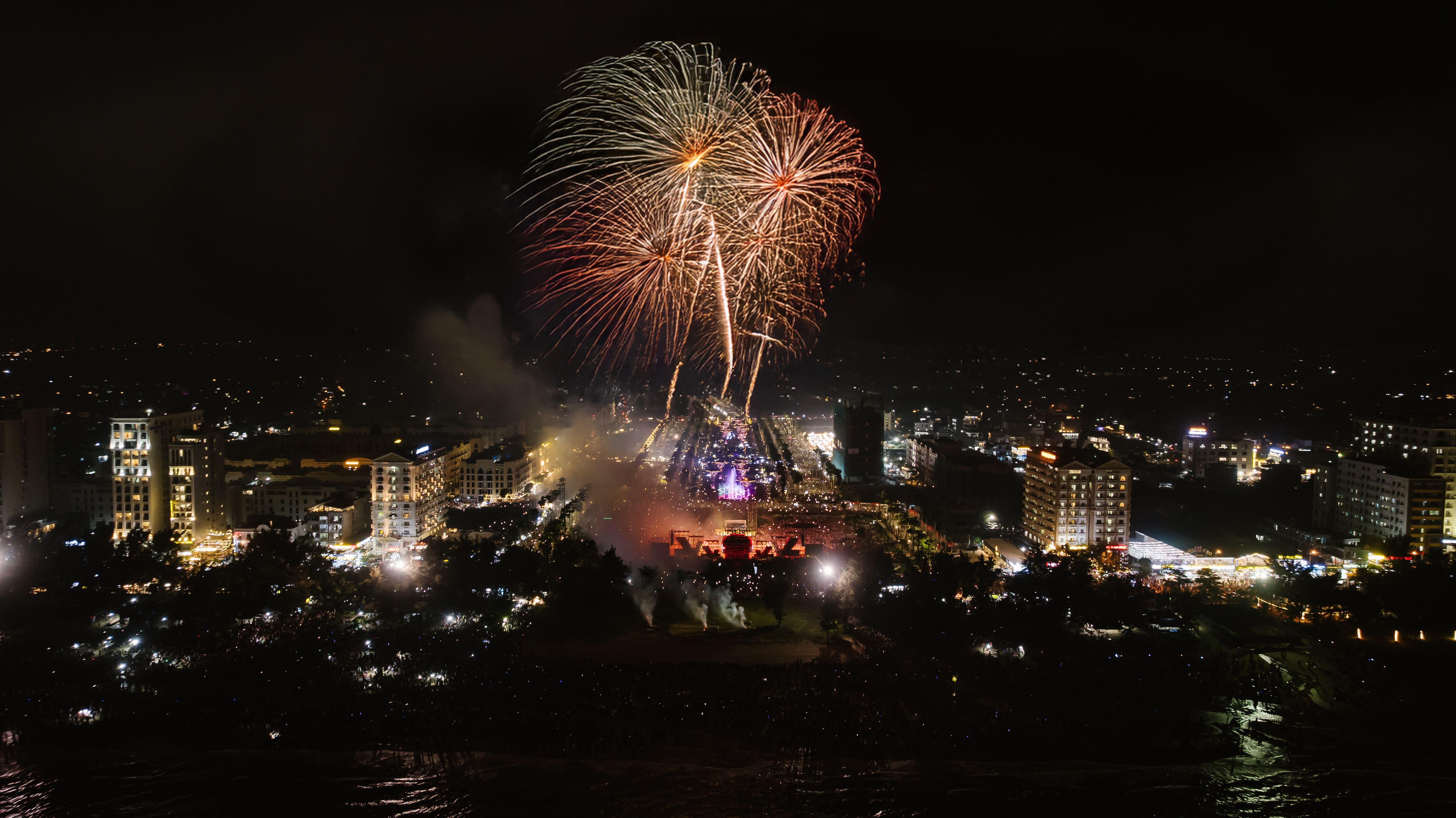 M&agrave;n&nbsp;bắn ph&aacute;o hoa tầm thấp v&agrave;o cuối chương tr&igrave;nh sẽ l&agrave; thời khắc quan trọng ch&iacute;nh thức bước v&agrave;o m&ugrave;a h&egrave; 2025&nbsp;