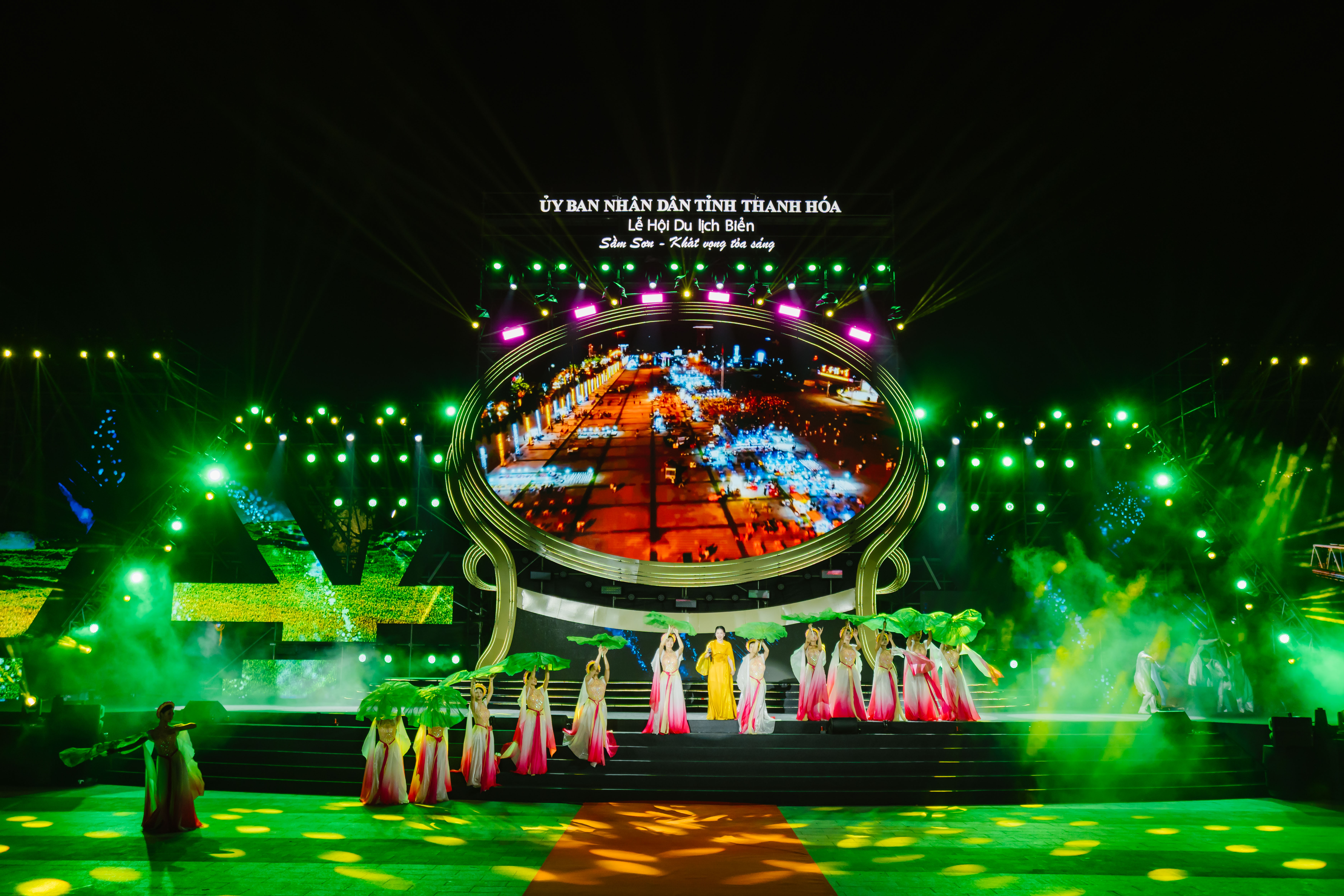 Vũ đạo mạnh mẽ kết hợp c&ugrave;ng t&agrave; &aacute;o d&agrave;i truyền thống thướt tha tạo n&ecirc;n bản h&ograve;a ca giữa qu&aacute; khứ v&agrave; hiện tại