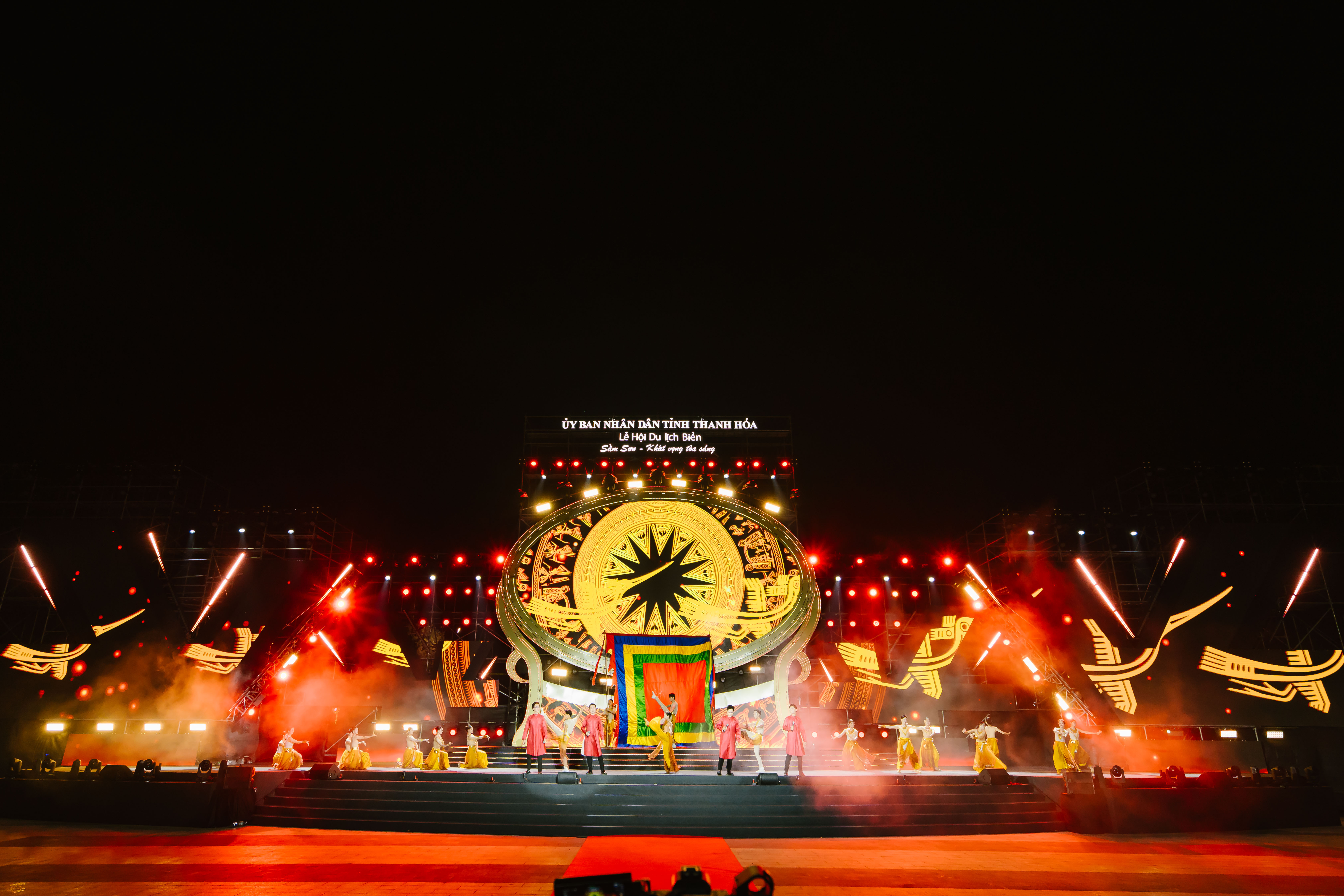 S&acirc;n khấu được thiết kế c&ocirc;ng phu với h&igrave;nh ảnh trống đồng Đ&ocirc;ng Sơn, H&ograve;n Trống M&aacute;i, s&oacute;ng biển v&agrave; m&aacute;i đ&igrave;nh qu&ecirc;