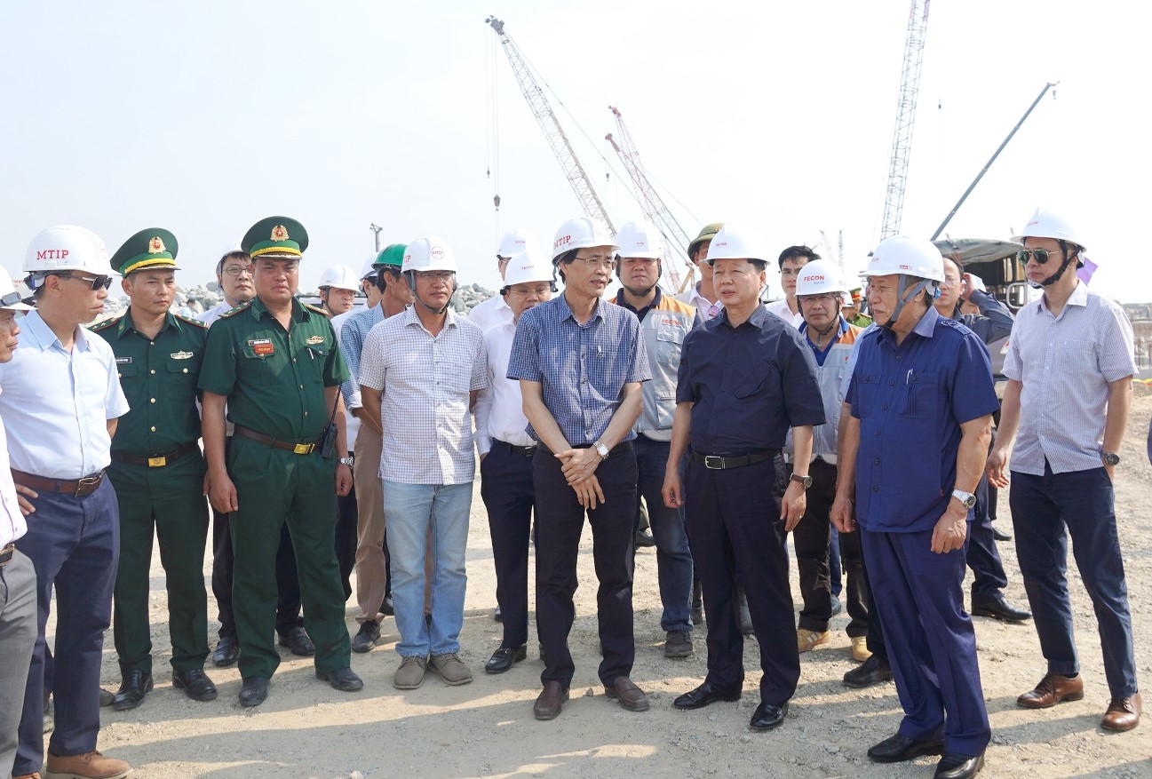 Phó Thủ tướng Chính phủ Trần Hồng Hà kiểm tra tại Khu bến cảng Mỹ Thủy