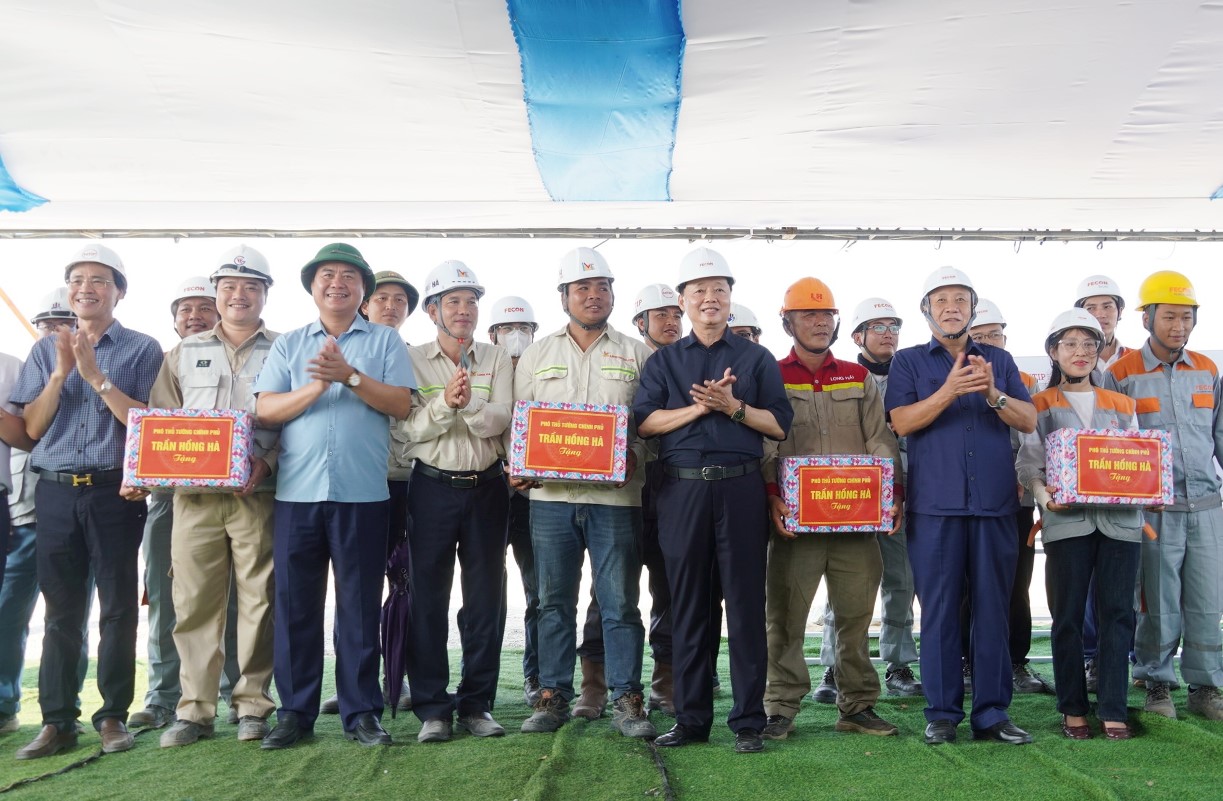 Ph&oacute; Thủ tướng Ch&iacute;nh phủ Trần Hồng H&agrave; tặng qu&agrave; động vi&ecirc;n c&aacute;n bộ, kỹ sư, c&ocirc;ng nh&acirc;n đơn vị&nbsp;thi c&ocirc;ng&nbsp;dự &aacute;n Khu bến cảng Mỹ Thủy