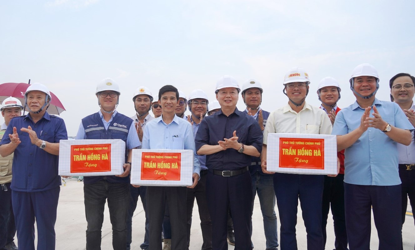 Phó Thủ tướng Chính phủ Trần Hồng Hà tặng quà động viên địa phương, đơn vị thi công dự án Cảng hàng không Quảng Trị