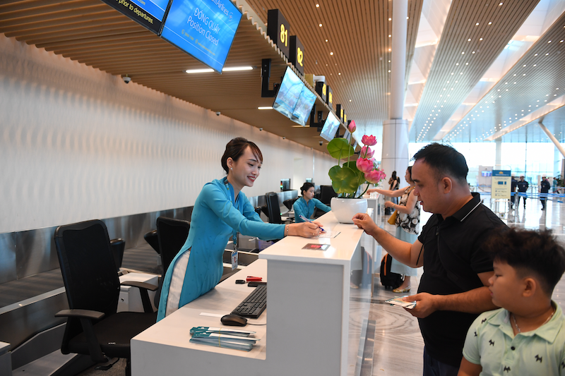 Hành khách đang làm thủ tục tại T3.