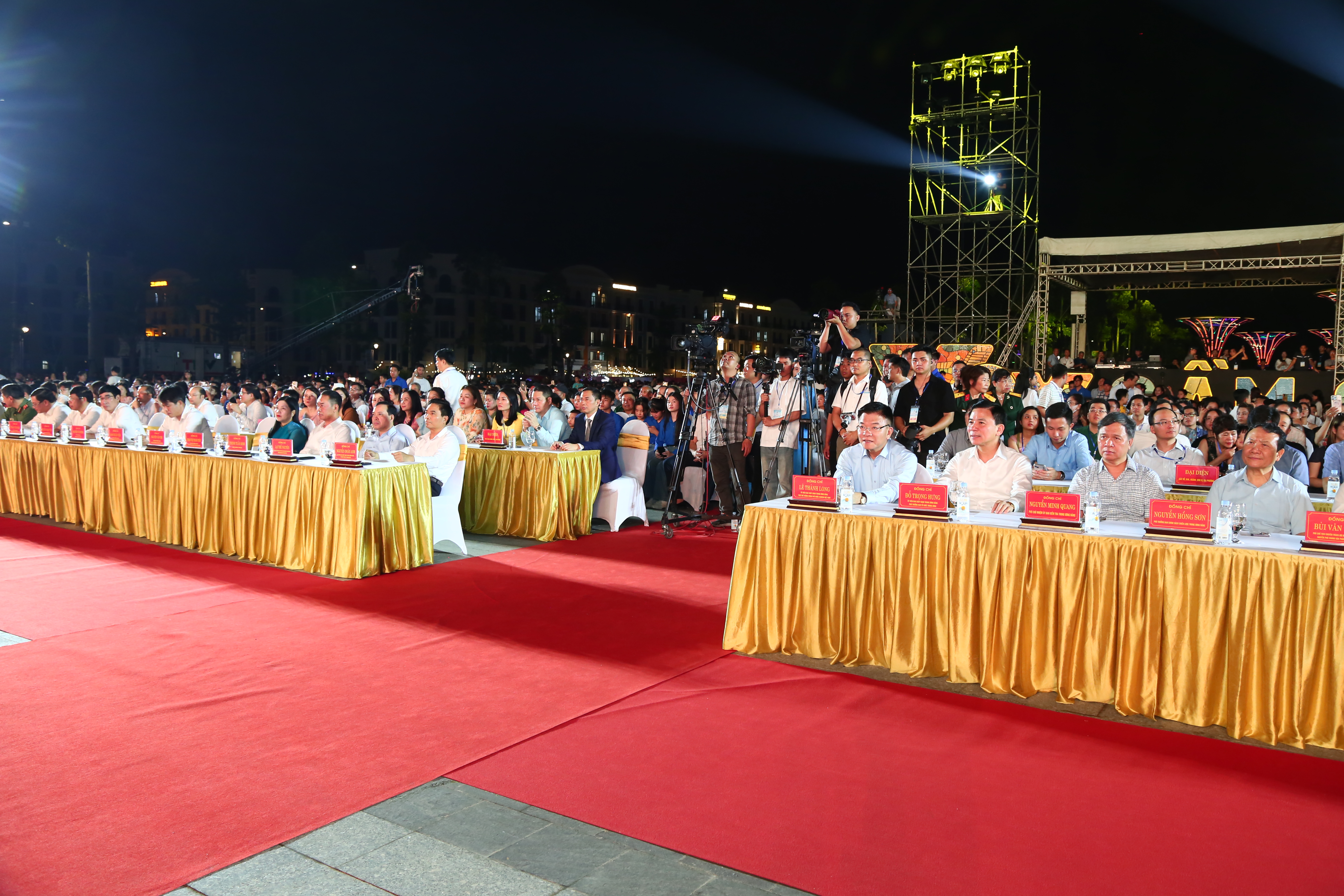 C&aacute;c đại biểu v&agrave; đ&ocirc;ng đảo du kh&aacute;ch đến tham dự&nbsp;