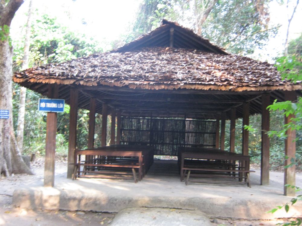 Hội trường lớn trong Di t&iacute;ch Trung ương Cục Miền Nam. Ảnh: CK.