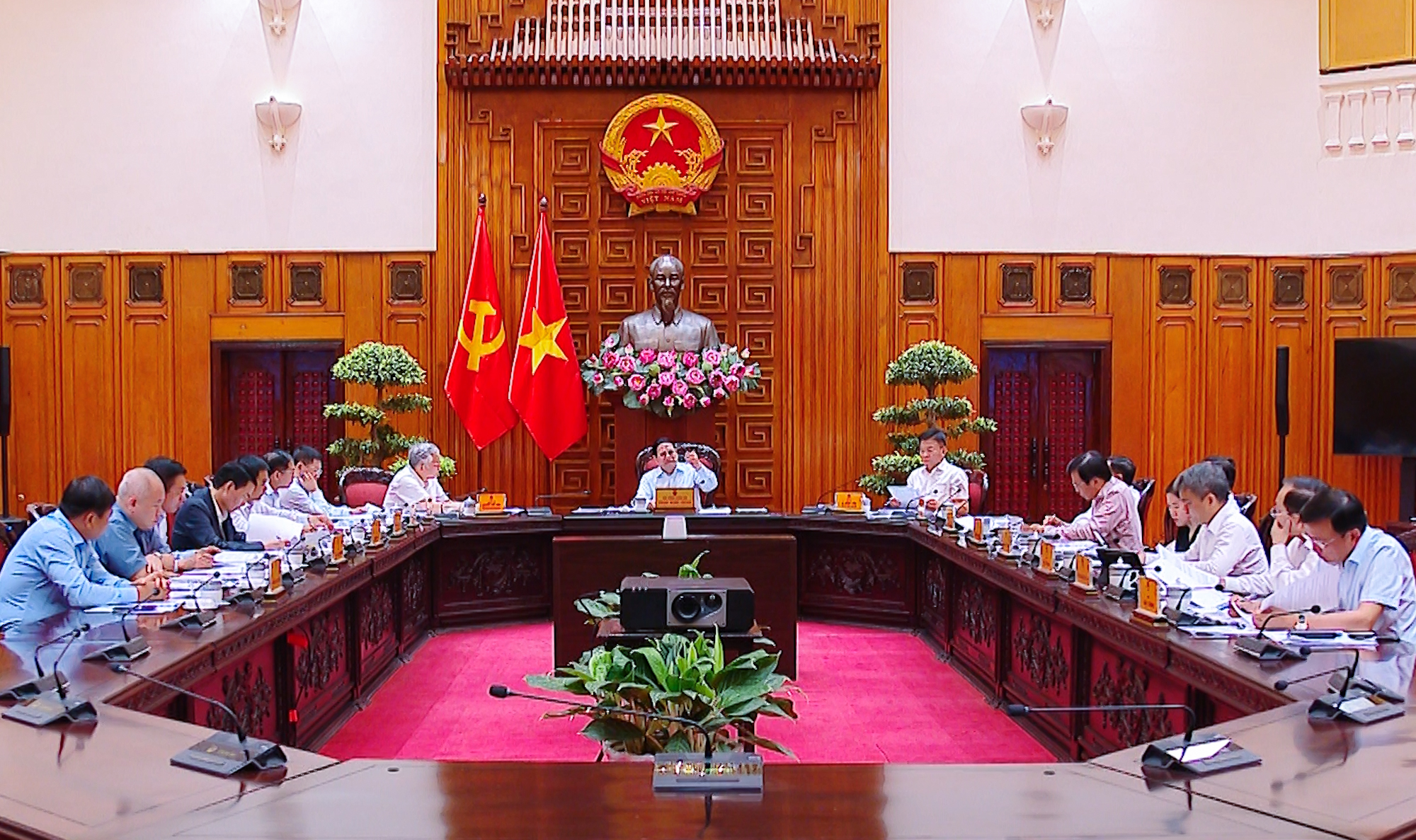 Dự án Luật sửa đổi, bổ sung một số điều của 7 luật được thảo luận tại cuộc họp - Ảnh: VGP
