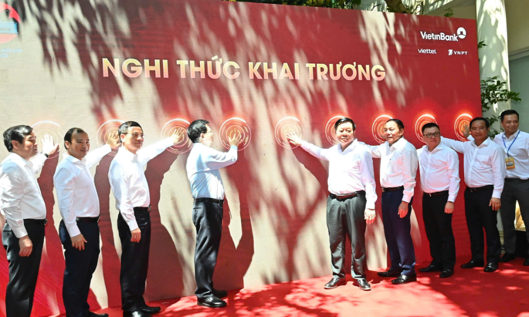 Các đại biểu thực hiện nghi thức Khai trương Trung tâm Báo chí tại số 14 Alexandre de Rhodes, Phường Bến Nghé, TP. Hồ Chí Minh, sáng 27/4.