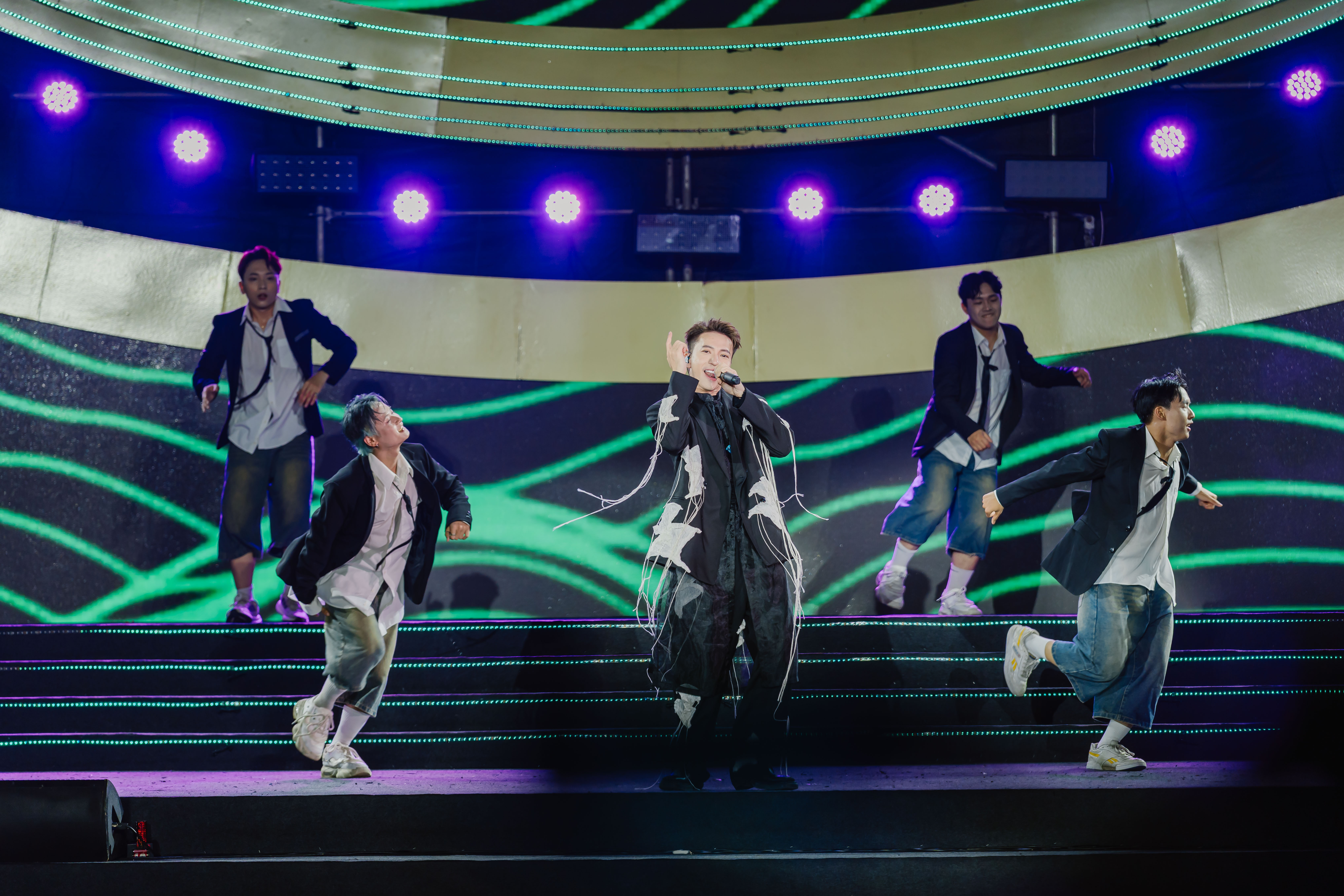 anh trai vượt ng&agrave;n ch&ocirc;ng gai ST Sơn Thạch biểu diễn tại sự kiện