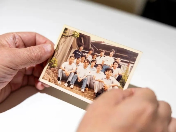 Ảnh&nbsp;Masahiro Hara c&ugrave;ng nh&oacute;m kỹ sư đ&atilde; thiết kế m&atilde; QR - Ảnh: Denso Wave.&nbsp;