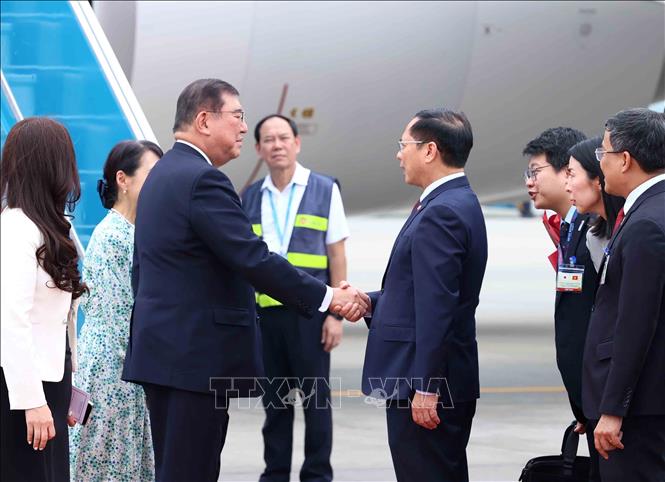 Ph&oacute; Thủ tướng, Bộ trưởng Ngoại giao B&ugrave;i Thanh Sơn đ&oacute;n Thủ tướng Nhật Bản Ishiba Shigeru v&agrave; Phu nh&acirc;n tại s&acirc;n bay quốc tế Nội B&agrave;i - Ảnh: TTXVN