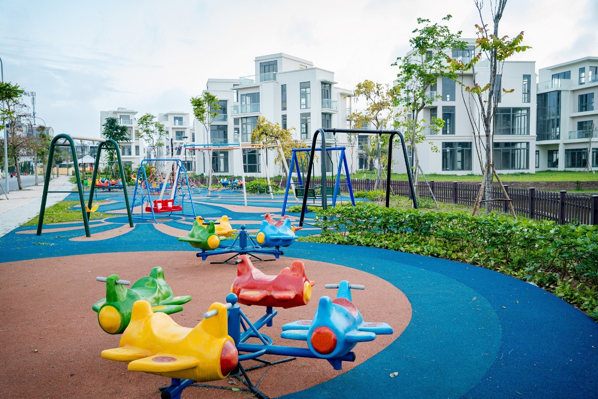 Khu vui chơi trẻ em nhiều m&agrave;u sắc tại Ruby Tree Golf Villas.