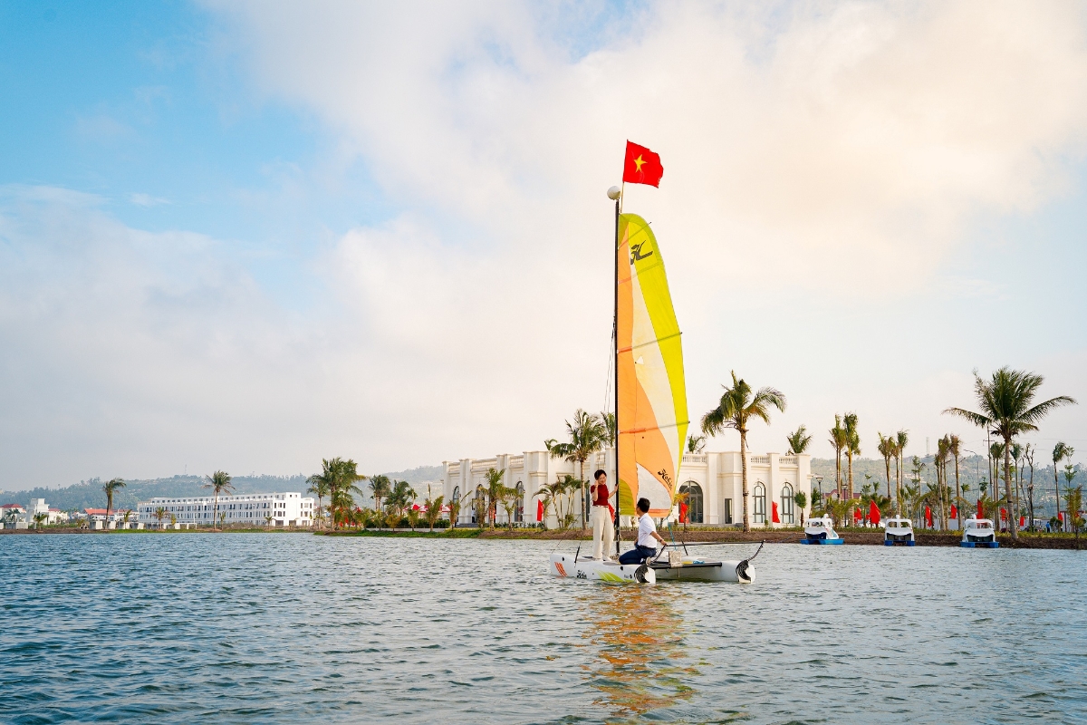 Khu biển hồ rộng 4,5 ha l&yacute; tưởng cho c&aacute;c hoạt động thể thao tr&ecirc;n nước.