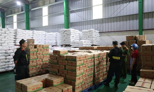 Xưởng sản xuất hàng trăm tấn phụ gia “tuồn” vào bếp ăn khu công nghiệp