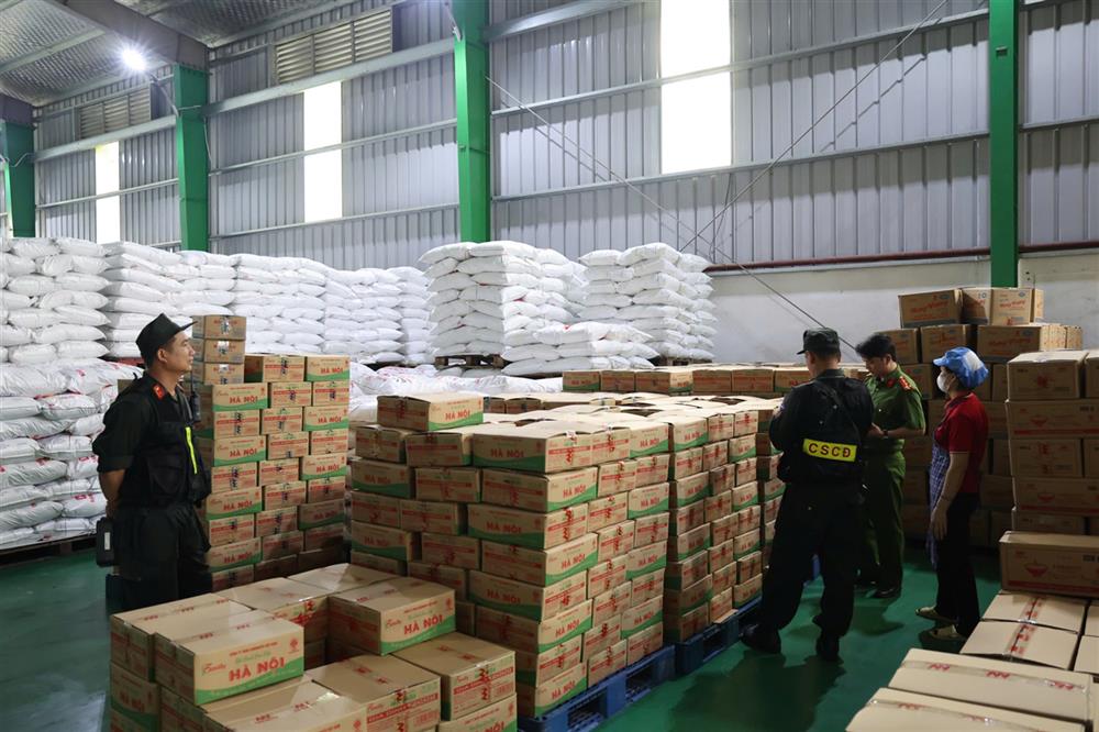 Cơ quan điều tra thực hiện khám xét khẩn cấp kho hàng giả. Ảnh: Cổng thông tin điện tử Bộ Công an