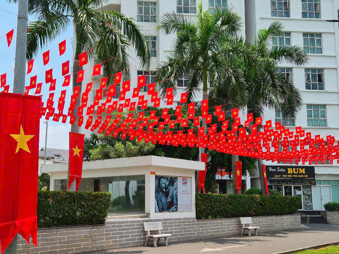 Những ng&agrave;y n&agrave;y, khắp Th&agrave;nh phố từ c&aacute;c t&ograve;a nh&agrave; cao tầng, trụ sở cơ quan đến từng con phố nhỏ, trường học, nh&agrave; d&acirc;n đều rực rỡ sắc đỏ của cờ Tổ quốc. Người d&acirc;n đồng l&ograve;ng treo cờ, như một c&aacute;ch mộc mạc nhưng đầy &yacute; nghĩa để kỷ niệm 50 năm Ng&agrave;y Giải ph&oacute;ng miền Nam, thống nhất đất nước. Giữa nhịp sống hiện đại, h&igrave;nh ảnh những l&aacute; cờ rợp trời nhắc nhở về niềm tự h&agrave;o d&acirc;n tộc v&agrave; sự tri &acirc;n những gi&aacute; trị lịch sử đ&atilde; l&agrave;m n&ecirc;n h&ocirc;m nay.
