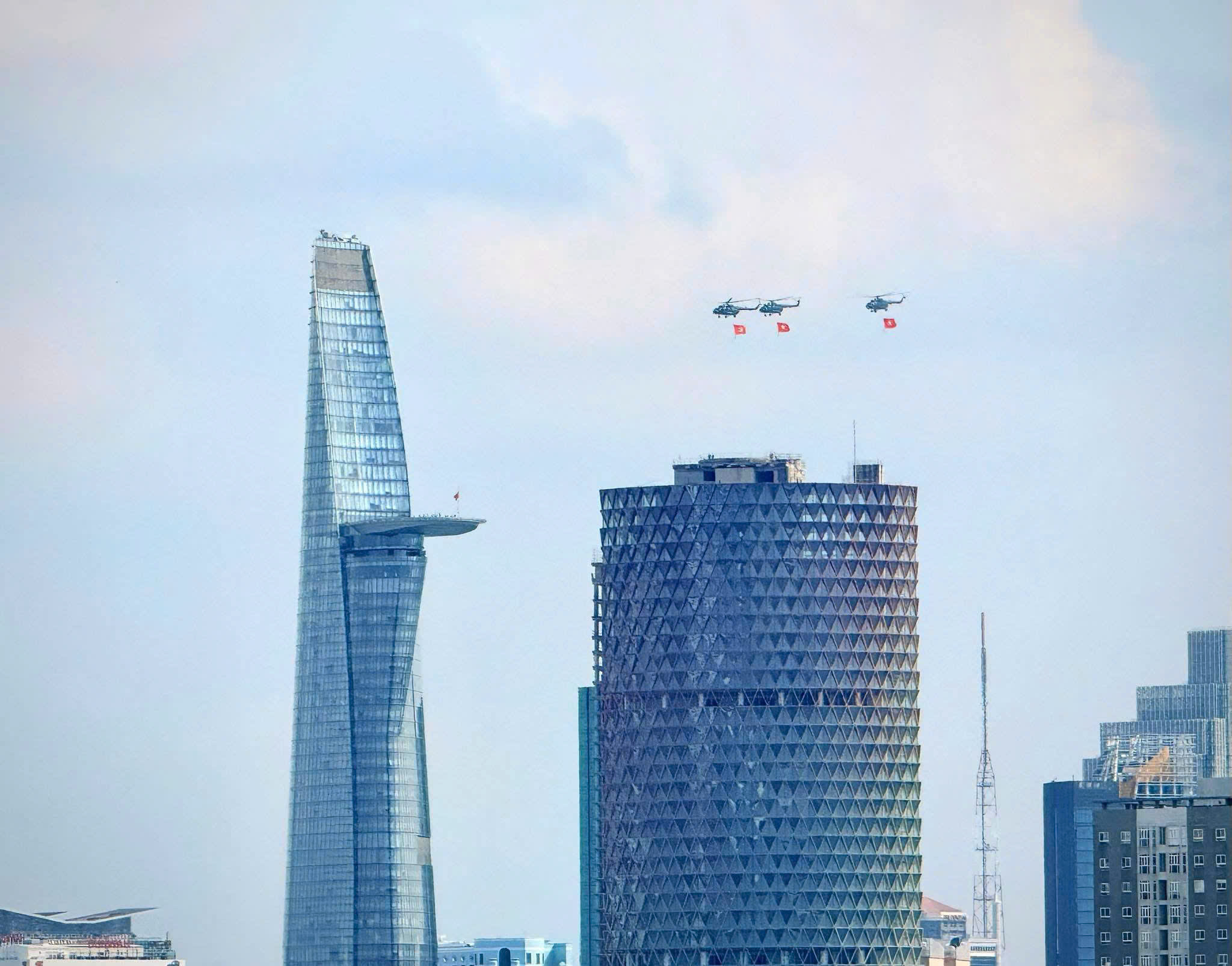 Trong nền trời trong vắt l&agrave; tiếng động cơ m&aacute;y bay tập luyện cho lễ Diễu binh ng&agrave;y 30/4 tới đ&acirc;y. &Acirc;m th&agrave;nh rền vang như nhịp điệu của niềm tự h&agrave;o, của sức mạnh bảo vệ h&ograve;a b&igrave;nh. Những chiếc m&aacute;y bay lượn qua nền trời, l&aacute; cờ đỏ sao v&agrave;ng tung bay dưới nắng - một h&igrave;nh ảnh giản dị m&agrave; đầy sức mạnh. Th&agrave;nh phố vẫn s&ocirc;i động, nhịp sống kh&ocirc;ng ngừng chảy v&agrave; &acirc;m thanh, khung cảnh của bầu trời ng&agrave;y h&ocirc;m nay l&agrave; lời khẳng định vững chắc cho chặng đường mới m&agrave; TP. Hồ Ch&iacute; Minh đang bước tiếp.