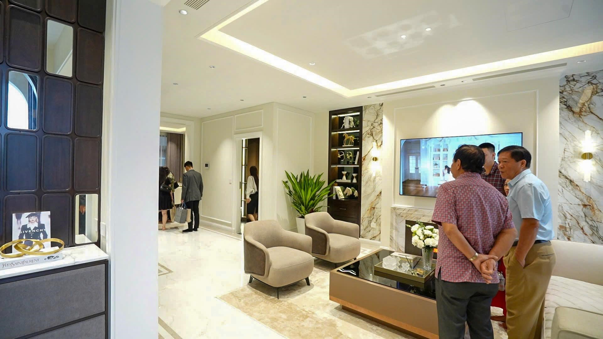 Kh&aacute;ch tham quan trải nghiệm kh&ocirc;ng gian sống sang trọng tại nh&agrave; mẫu của GIA by KITA.