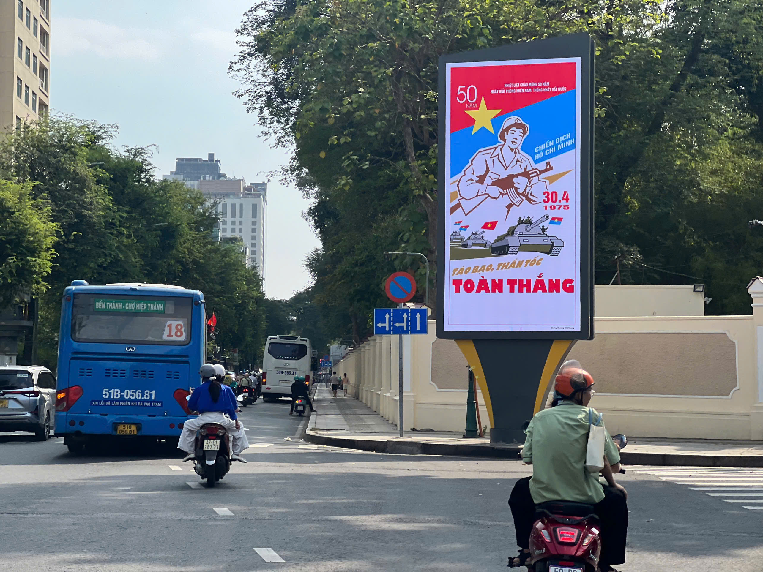 Trong nhịp sống sôi động của Thành phố, những băng rôn, biển hiệu điện tử trên các tòa nhà hiện đại, con đường đồng loạt bừng sáng, tạo nên một dòng chảy ánh sáng liên tục, sống động. Ánh sáng ấy không chỉ phản chiếu sự sầm uất của một đô thị năng động, mà còn mang trong mình nhịp đập của thời đại mới – nơi truyền thống và hiện đại giao thoa, nơi mỗi tòa nhà, mỗi công trình đều kể câu chuyện về khát vọng vươn mình ra thế giới của TP. Hồ Chí Minh hôm nay.