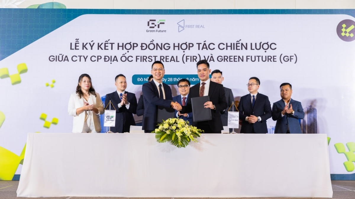 Đại diện l&atilde;nh đạo Green Future v&agrave; First Real bắt tay hợp t&aacute;c tại lễ k&yacute; kết. Ảnh: Green Future.