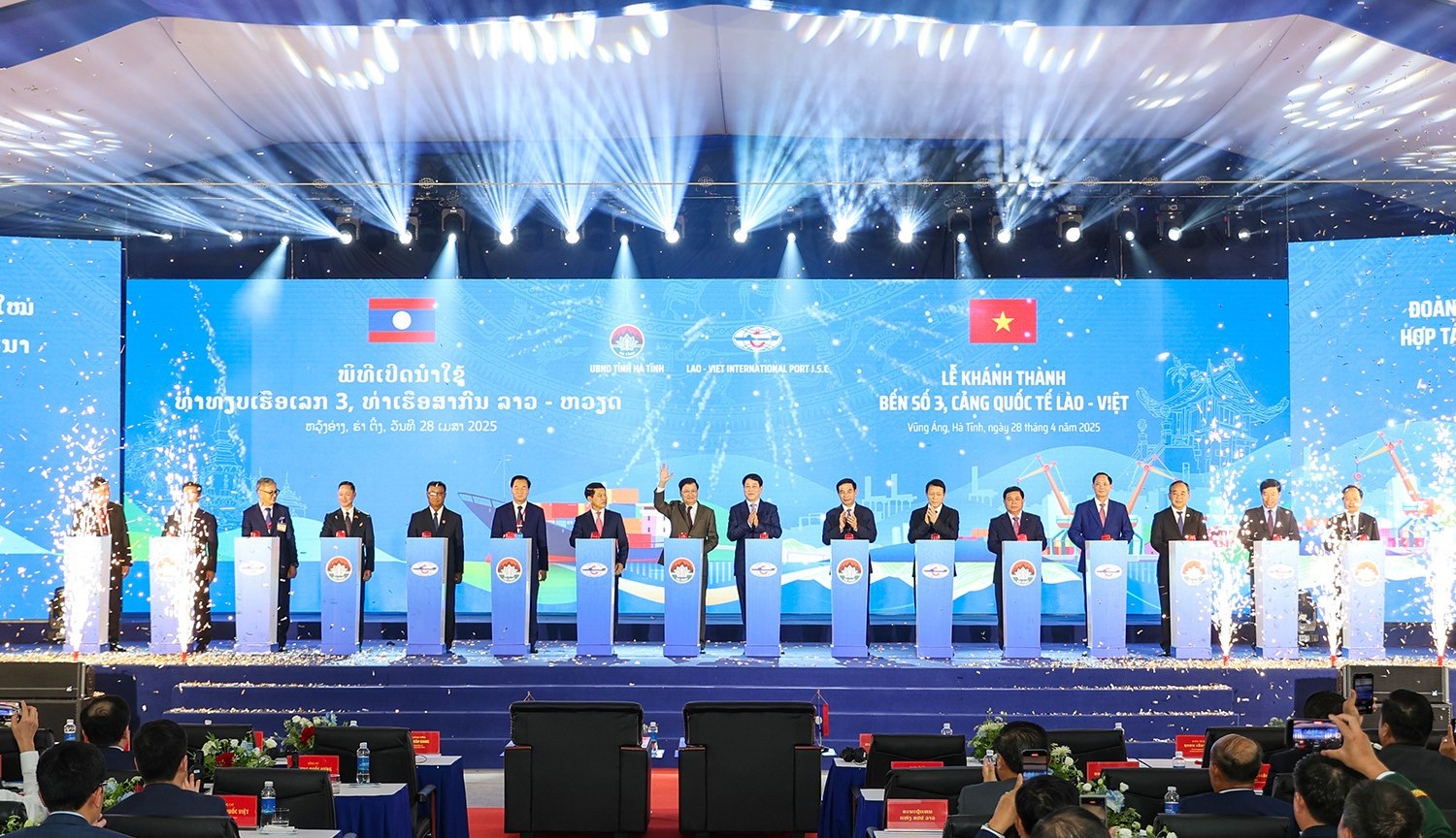 Lãnh đạo cấp cao hai nước Việt Nam – Lào thực hiện nghi thức khánh thành Bến số 3 Cảng quốc tế Lào – Việt. Ảnh Báo Hà Tĩnh