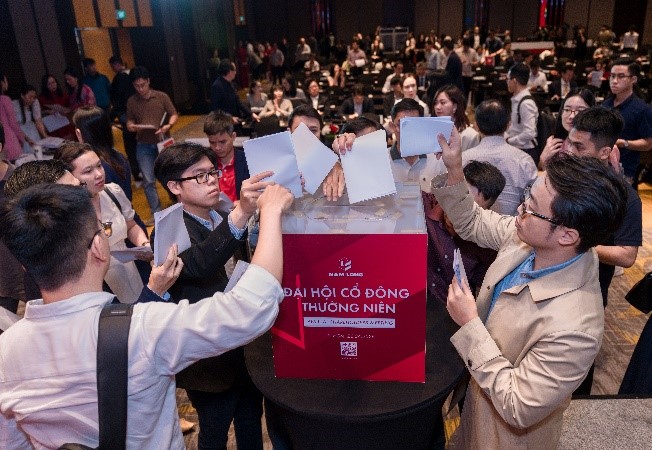 Cổ đông bỏ phiếu thông qua các tờ trình của Hội đồng quản trị.