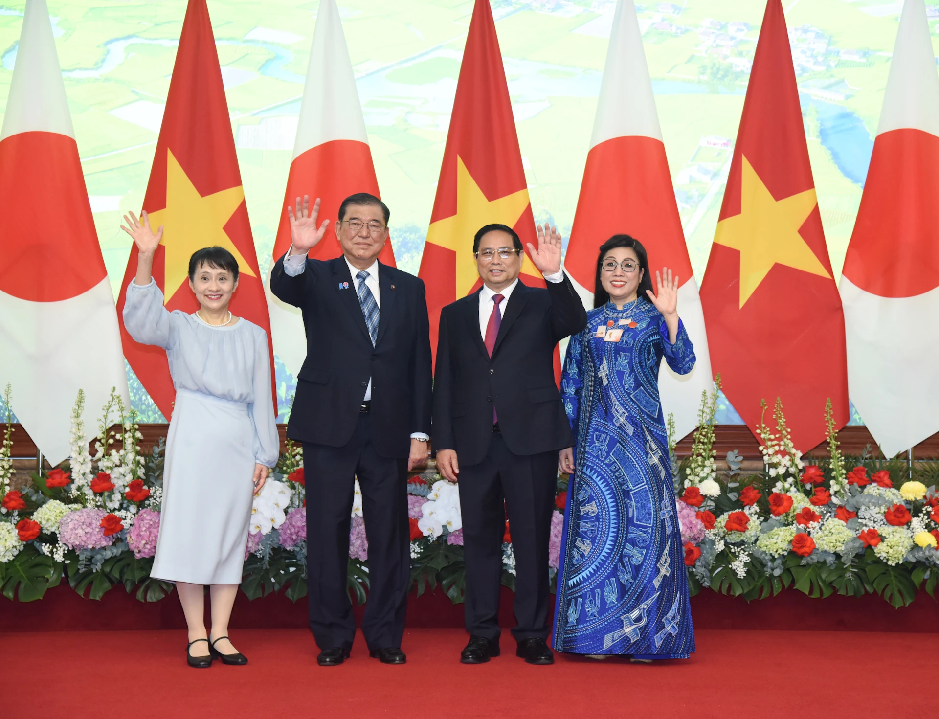 Thủ tướng Phạm Minh Chính và Thủ tướng Nhật Bản Ishiba Shigeru cùng hai Phu nhân - Ảnh: VGP