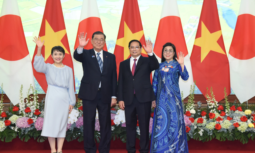 Thủ tướng Phạm Minh Chính và Thủ tướng Nhật Bản Ishiba Shigeru cùng hai Phu nhân - Ảnh: VGP