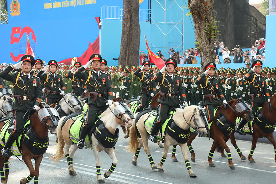S&aacute;ng 27/4, tại trục đường L&ecirc; Duẩn, Quận 1, TP. Hồ Ch&iacute; Minh, Ban Chỉ đạo Trung ương kỷ niệm c&aacute;c ng&agrave;y lễ lớn v&agrave; sự kiện lịch sử quan trọng của đất nước trong 3 năm 2023-2025 (Ban Chỉ đạo Trung ương) đ&atilde; tổ chức buổi tổng duyệt cấp Nh&agrave; nước Lễ kỷ niệm 50 năm Ng&agrave;y giải ph&oacute;ng miền Nam, thống nhất đất nước (30/4/1975 - 30/4/2025). Lễ tổng duyệt kh&ocirc;ng chỉ l&agrave; sự chuẩn bị cho ng&agrave;y hội lớn, m&agrave; c&ograve;n l&agrave; khoảnh khắc gợi nhắc s&acirc;u sắc về sức mạnh đo&agrave;n kết v&agrave; tinh thần ki&ecirc;n cường của Việt Nam. Ảnh: Cổng th&ocirc;ng tin điện tử Bộ Quốc ph&ograve;ng.