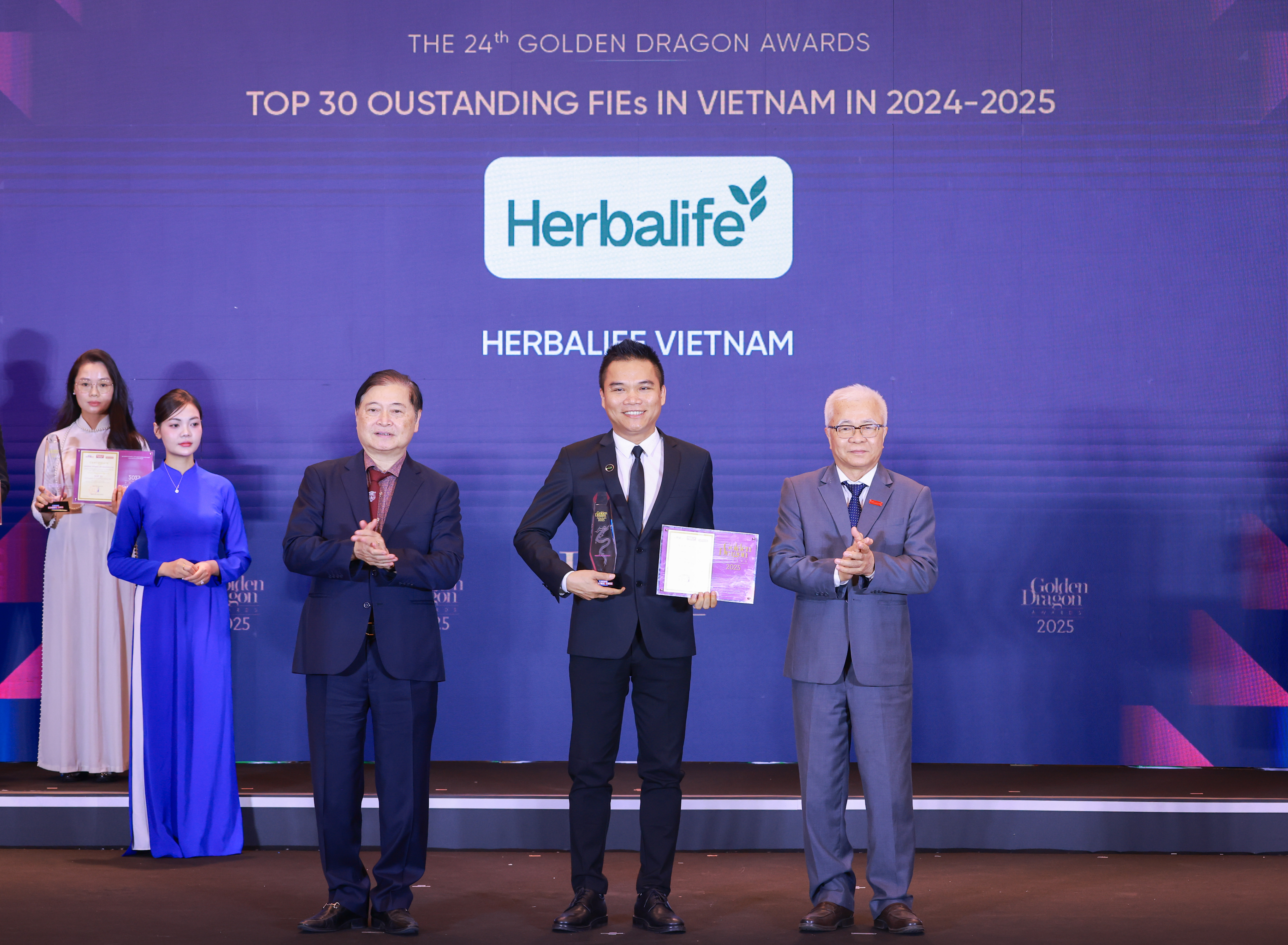 Đại diện Herbalife Việt Nam vinh dự nhận danh hiệu Rồng V&agrave;ng 2025.