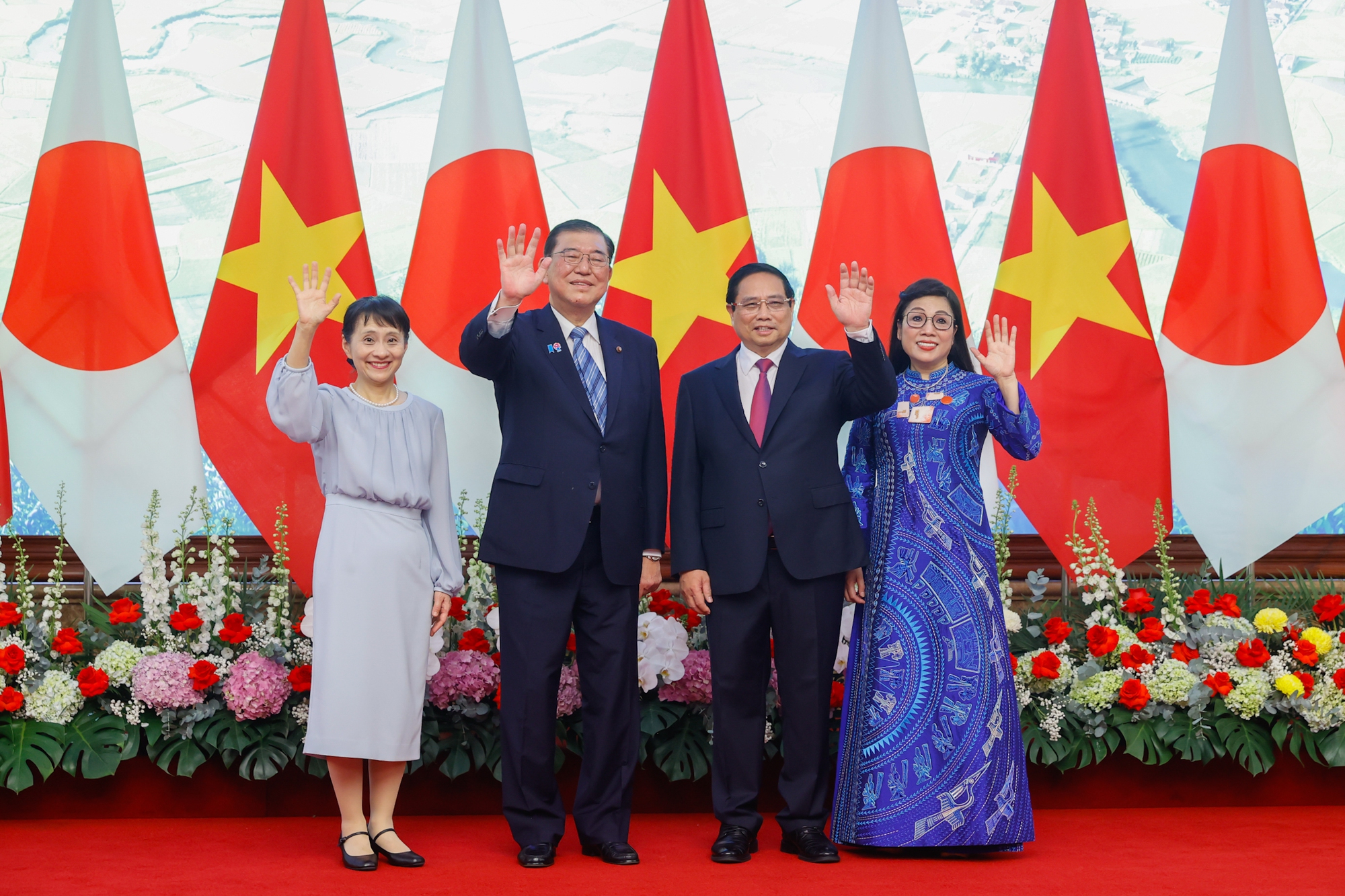 Thủ tướng Phạm Minh Ch&iacute;nh c&ugrave;ng Phu nh&acirc;n v&agrave; Thủ tướng Nhật Bản Ishiba Shigeru c&ugrave;ng Phu nh&acirc;n - Ảnh: VGP