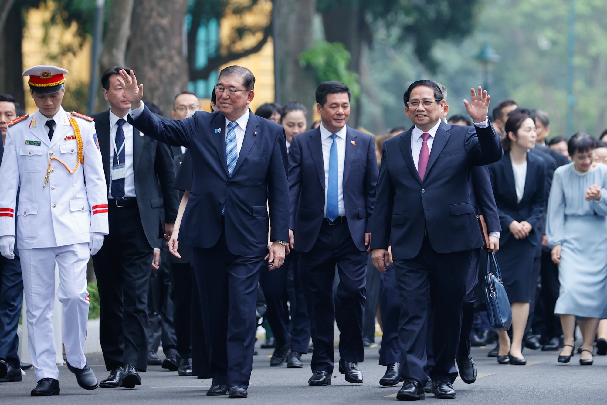 Sau Lễ đ&oacute;n, hai Thủ tướng di chuyển tới Trụ sở Ch&iacute;nh phủ để tiến h&agrave;nh hội đ&agrave;m - Ảnh: VGP