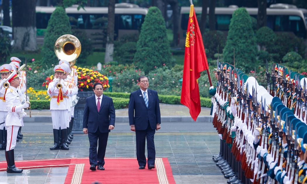 Thủ tướng Phạm Minh Chính và Thủ tướng Ishiba Shigeru duyệt Đội Danh dự Quân đội nhân dân Việt Nam - Ảnh: VGP