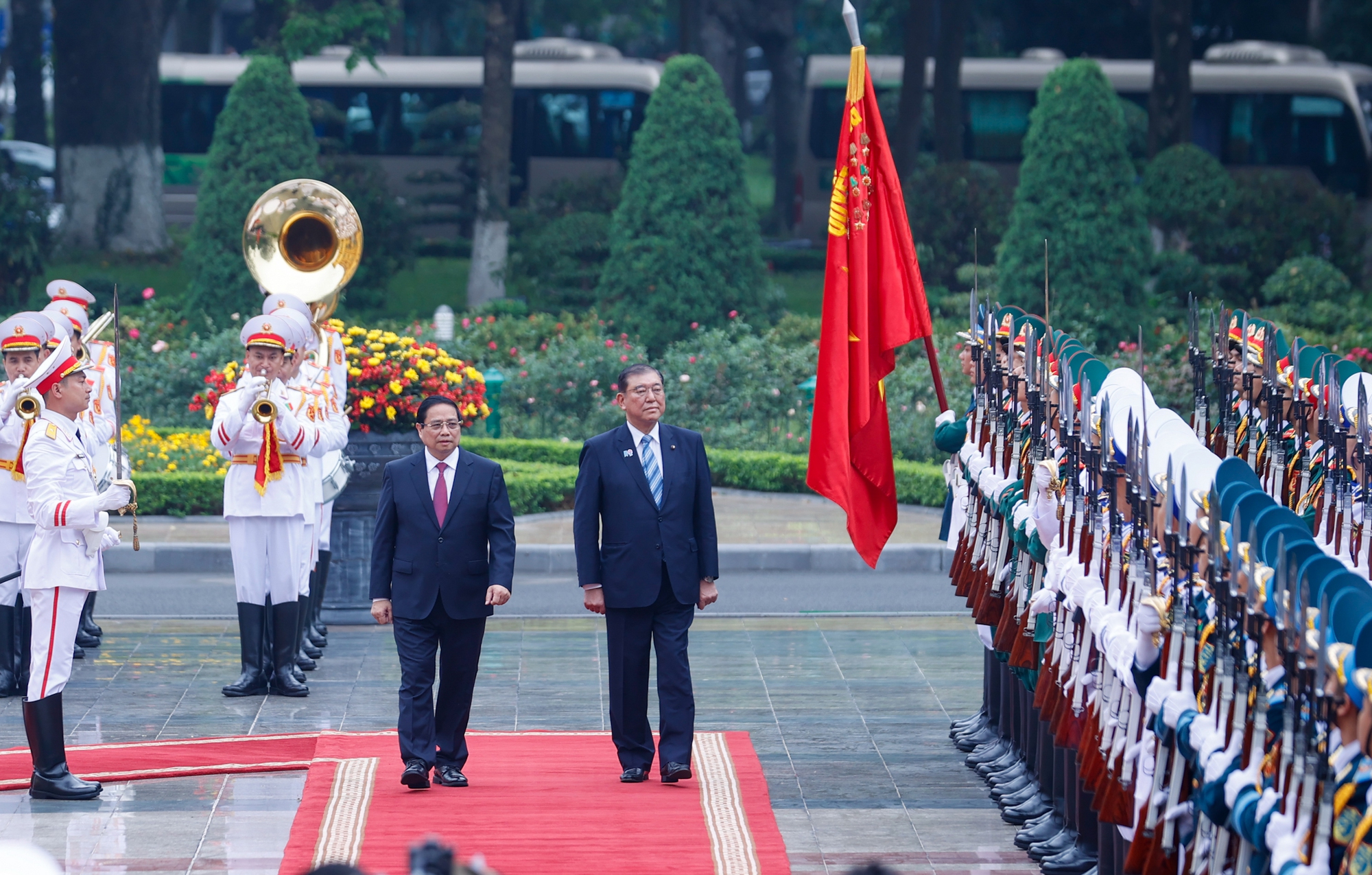 Thủ tướng Phạm Minh Chính và Thủ tướng Ishiba Shigeru duyệt Đội Danh dự Quân đội nhân dân Việt Nam - Ảnh: VGP