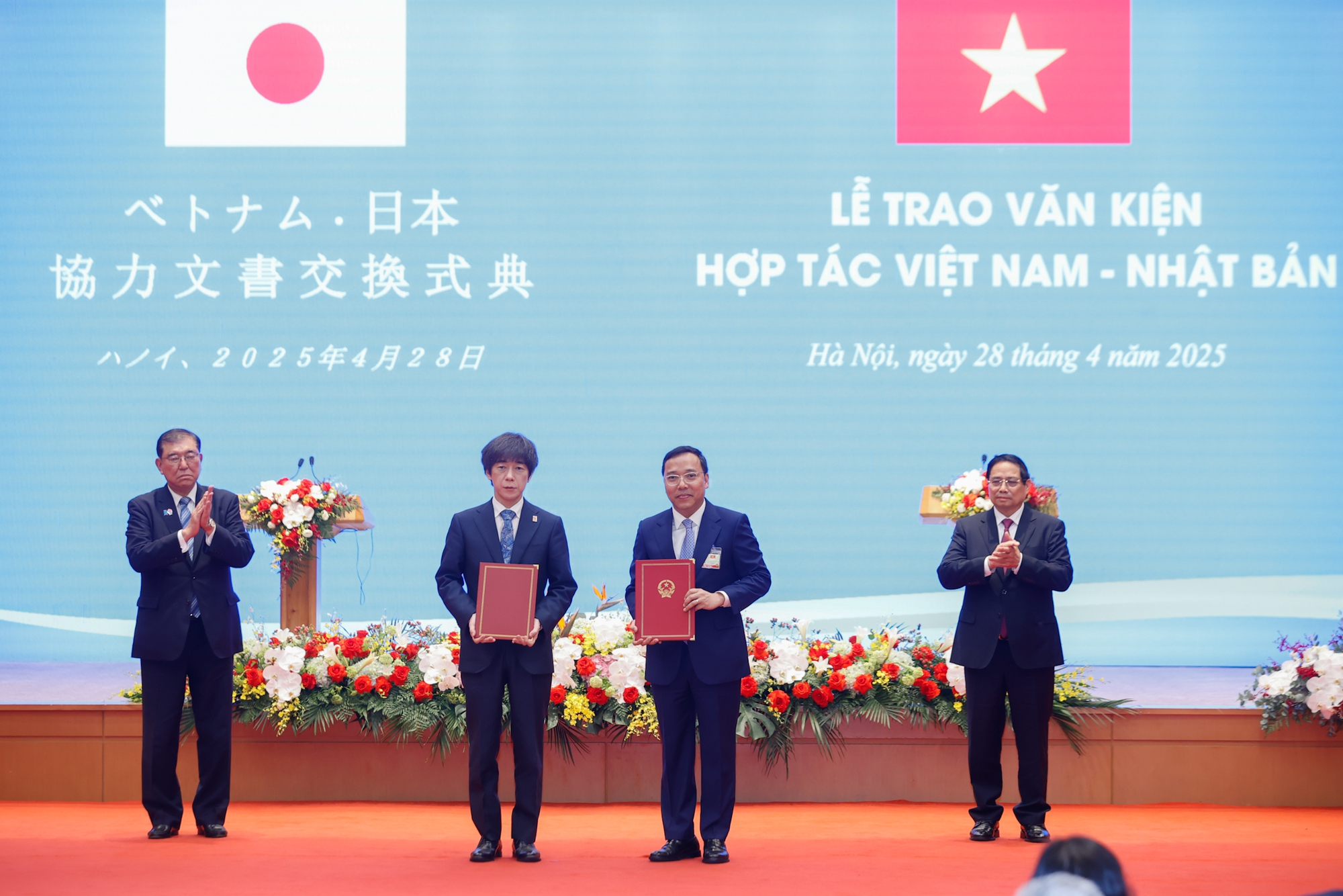 Thủ tướng Phạm Minh Chính và Thủ tướng Nhật Bản Ishiba Shigeru chứng kiến lễ trao Bản ghi nhớ hợp tác giữa Bộ Công Thương Việt Nam và Bộ Kinh tế, Thương mại và Công nghiệp Nhật Bản về việc thúc đẩy các dự án hợp tác song phương trong lĩnh vực chuyển dịch năng lượng - Ảnh: VGP