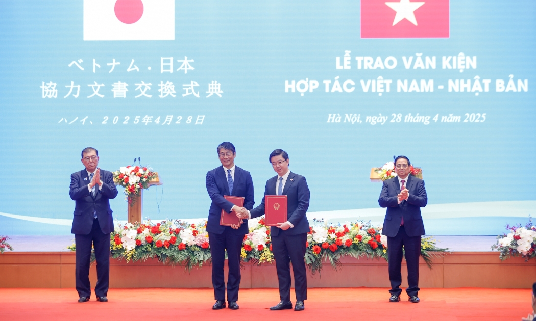 Thủ tướng Phạm Minh Chính và Thủ tướng Nhật Bản Ishiba Shigeru chứng kiến lễ trao Bản ghi nhớ hợp tác giữa Bộ Khoa học và Công nghệ Việt Nam và Bộ Giáo dục, Văn hóa, Thể thao, Khoa học và Công nghệ Nhật Bản về hợp tác nghiên cứu và phát triển trong lĩnh vực bán dẫn - Ảnh: VGP