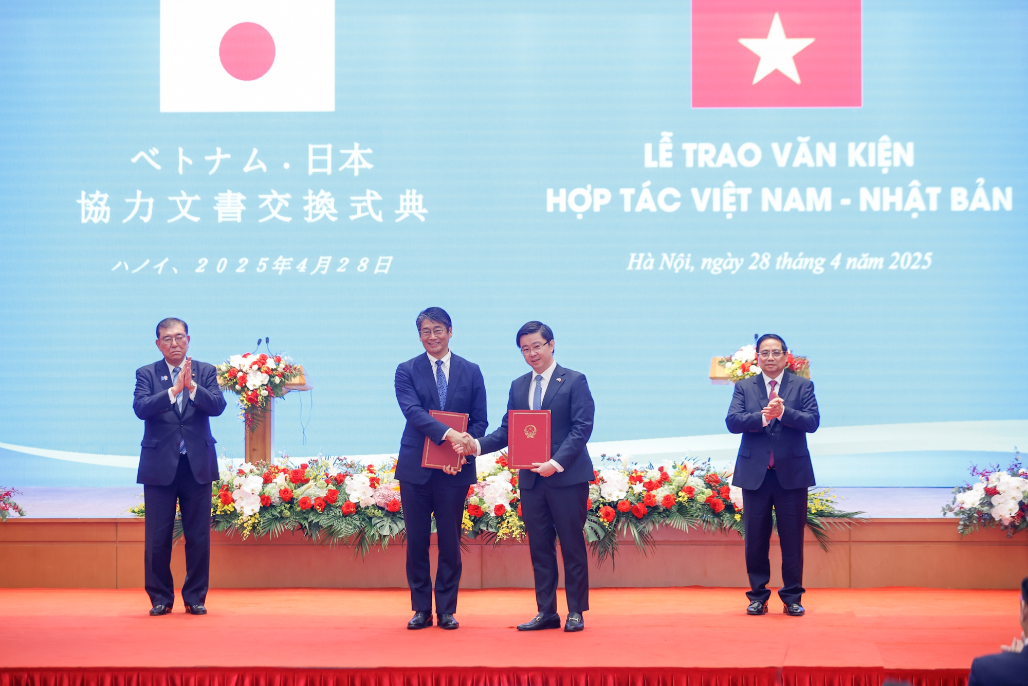 Thủ tướng Phạm Minh Chính và Thủ tướng Nhật Bản Ishiba Shigeru chứng kiến lễ trao Bản ghi nhớ hợp tác giữa Bộ Khoa học và Công nghệ Việt Nam và Bộ Giáo dục, Văn hóa, Thể thao, Khoa học và Công nghệ Nhật Bản về hợp tác nghiên cứu và phát triển trong lĩnh vực bán dẫn - Ảnh: VGP