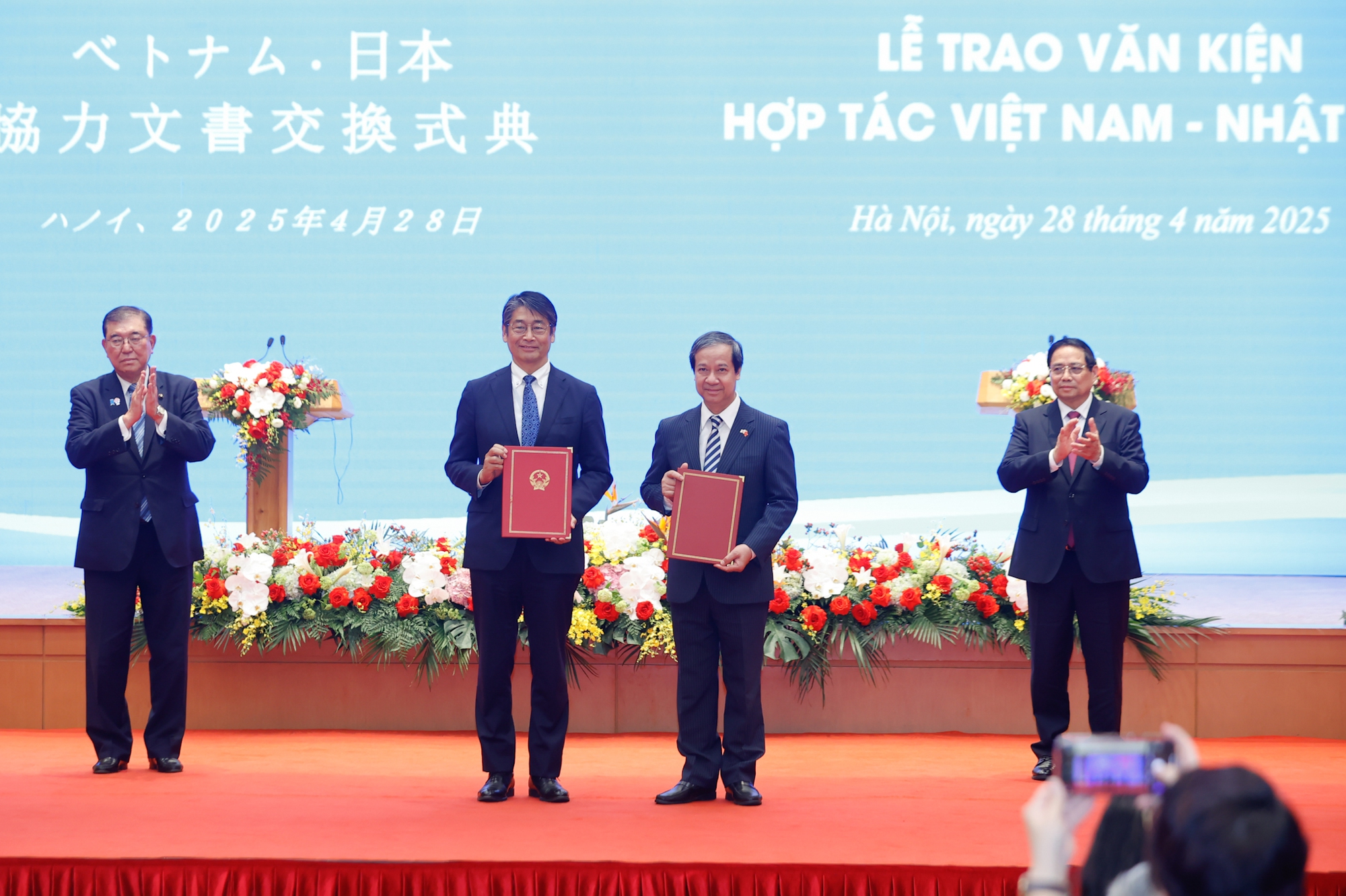 Thủ tướng Phạm Minh Ch&iacute;nh v&agrave; Thủ tướng Nhật Bản Ishiba Shigeru chứng kiến lễ trao Bản ghi nhớ hợp t&aacute;c giữa Bộ Gi&aacute;o dục v&agrave; Đ&agrave;o tạo Việt Nam v&agrave; Bộ Gi&aacute;o dục, Văn h&oacute;a, Thể thao, Khoa học v&agrave; C&ocirc;ng nghệ Nhật Bản về hợp t&aacute;c ph&aacute;t triển nguồn nh&acirc;n lực trong lĩnh vực b&aacute;n dẫn; Bản thỏa thuận khung về việc dạy tiếng Nhật ở trường phổ th&ocirc;ng Việt Nam giữa Bộ Gi&aacute;o dục v&agrave; Đ&agrave;o tạo Việt Nam v&agrave; Đại sứ qu&aacute;n Nhật Bản - Ảnh: VGP